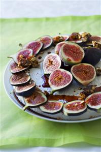 Cheesecake with fresh figs and fruit syrup