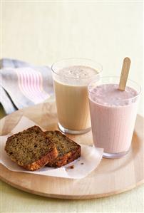 Banana- and redcurrant smoothies, with banana bread