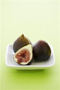 Fresh figs in a dish