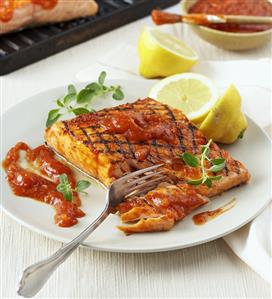 Salmon fillet in mango sauce