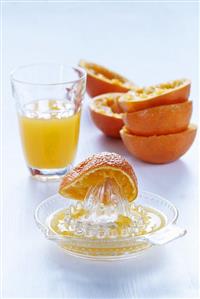 Citrus squeezer, orange halves & freshly squeezed orange juice