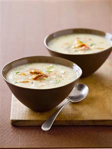 Celery soup in two bowls