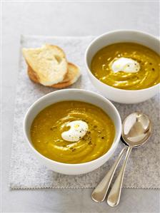 Pumpkin soup with cream and toasted white bread