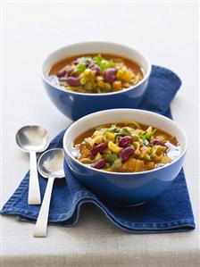 Minestrone in two soup bowls. Receta disponible