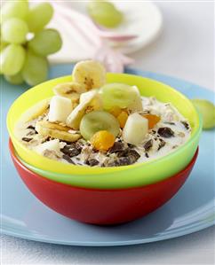 Muesli with milk and fresh fruit