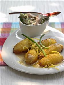 Lemon potatoes with tuna in creamy dressing