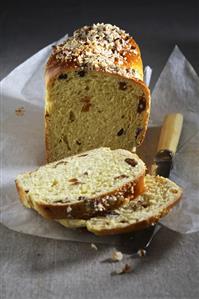 Panedolce (Yeasted loaf with dried figs, nuts and raisins)