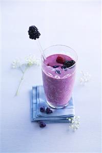 Blackberry smoothie with raspberries and violets