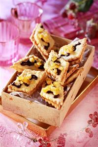 Diamond-shaped biscuits with chocolate and candied oranges