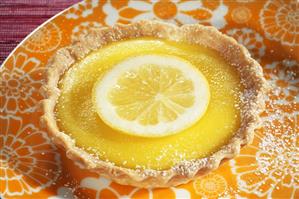 Lemon tartlet with icing sugar