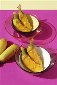 Fried bananas with ginger in bowls