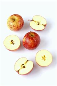 Whole and halved apples