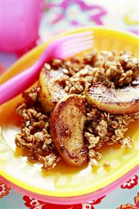 Caramelised rolled oats with cinnamon and apple wedges