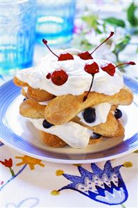 Layered dessert of sponge fingers, cream and fruit