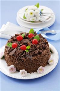 Chocolate cake with cherries, decorated with daisies