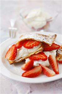 Millefeuilles filled with strawberries and whipped cream