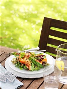 Salad with papaya, chicken, cashew nuts, lemon dressing