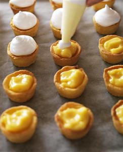 Making lemon meringue tartlets