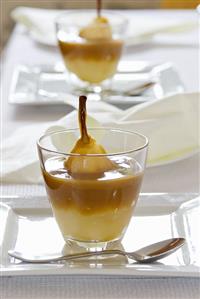 Poached pears in caramel cream