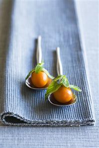 Two kumquats with mint