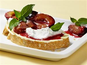 Vanilla plums on bread