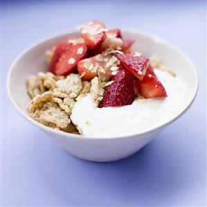 Muesli with yoghurt and fresh strawberries