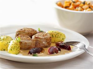 Pork fillet with parsley potatoes and plums