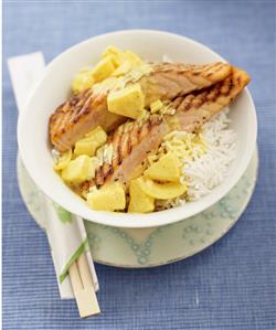 Grilled salmon fillets with pineapple and rice