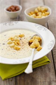 Cheesy cream soup with croutons