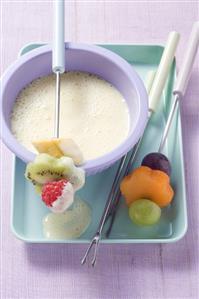 Custard fondue with fruit