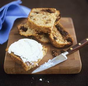 Chocolate walnut bread with fresh goat's cheese