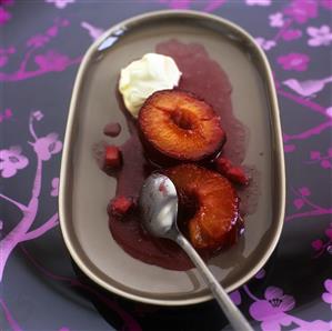 Baked plums with ginger, honey and cream