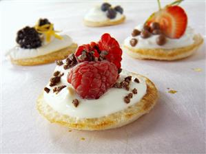 Sweets blinis with crème fraîche, raspberries & pieces of chocolate