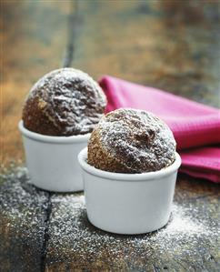 Two chocolate soufflés (with few calories). Receta disponible TR.