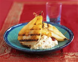 Grilled pears with spun sugar and cream with sponge crumbs. Receta disponible.