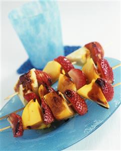 Grilled pineapple, mango and strawberry kebabs. Receta disponible TR