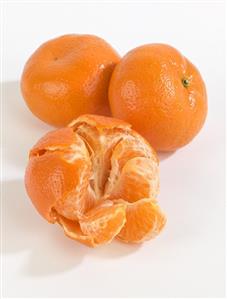 Clementines, peeled and unpeeled