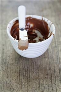 Small basin with the remains of chocolate icing