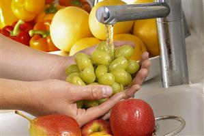 Washing fresh grapes