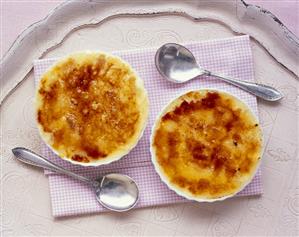 Plum brûlée in two ramekins