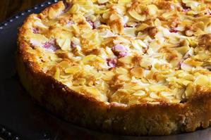 Rhubarb cake with almonds