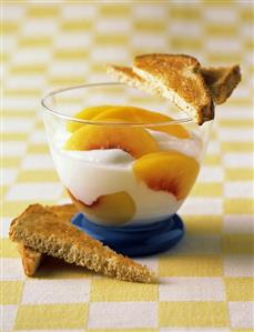 Yogurt with Peach Slices and Toast. Receta disponible