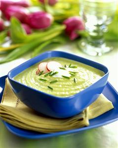 Pea soup with chives and radishes