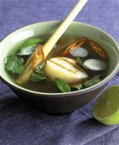 Scallop soup with chili and lemon grass (Thailand)