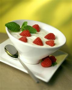 Natural yoghurt with fresh raspberries