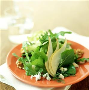 Salad leaves with pears, nuts and gorgonzola