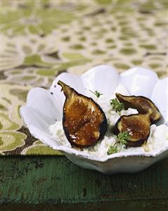 Grilled figs with honey on soft cheese