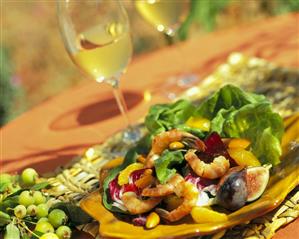 Salad leaves with shrimps, fruit and almonds