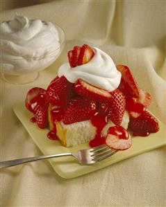 Fresh strawberries with cream on white bread