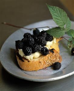 Grilled sesame bread with mascarpone and blackberries